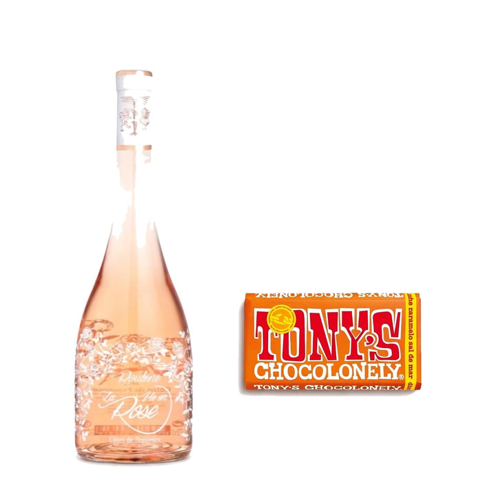 1 Vino La Vie en Rosé + 1 Chocolate de Caramelo y Sal Marina · Fondo blanco